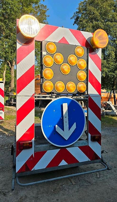 Nissen FAT Absperrtafel VZ616 Fahrbare Verkehrsleittafel Verkehrssicherungsanhänger Verkehrsleitanhänger Trebbiner Horizont Sperrwand